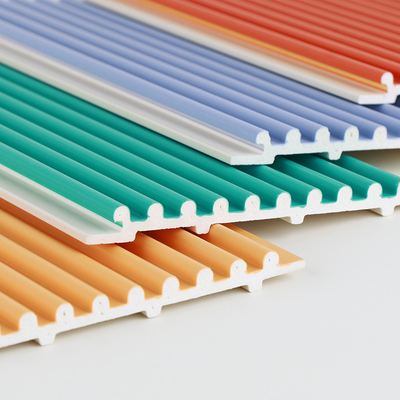 Kalite Co Ekstrüde Ahşap Plastik Kompozit PVC Duvar Panelleri 15mm Fabrika
